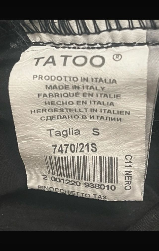 Pantaloni neri a pinocchietto
