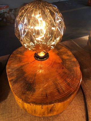 Lampada da tavolo in legno e vetro