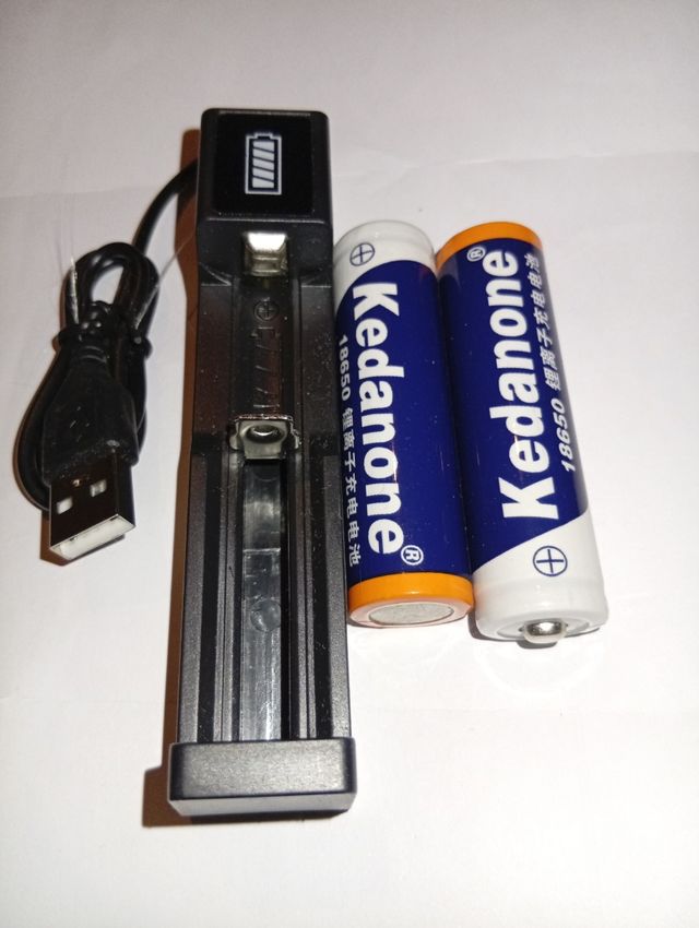 Cargador Baterías 18650 Kedanone y cargador USB 