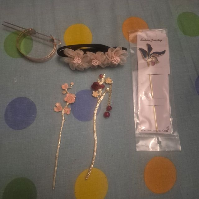 Accesorios pelo dorados y rosas