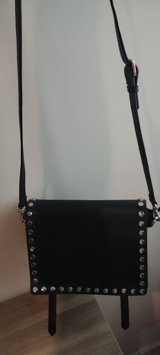 Bolso negro tachuelas