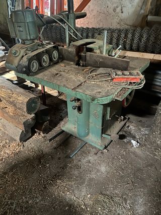 Tupi carpintería antigua con alimentador 