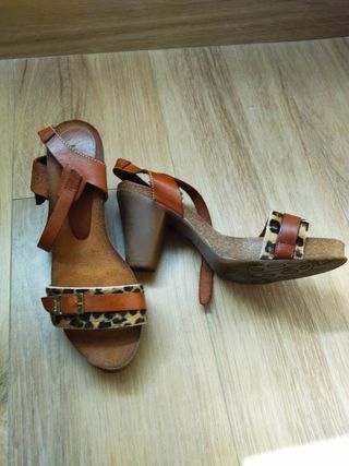 Sandalias tacón marrón
