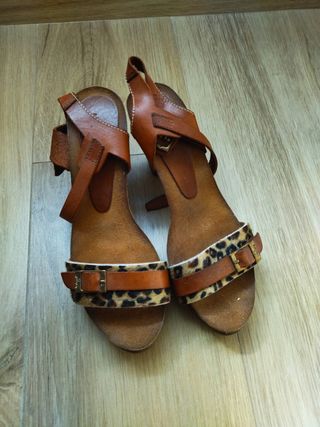 Sandalias tacón marrón
