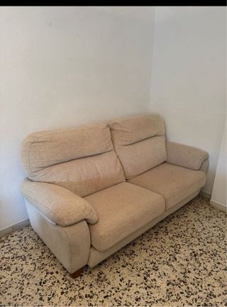 Sofá beige antiguo