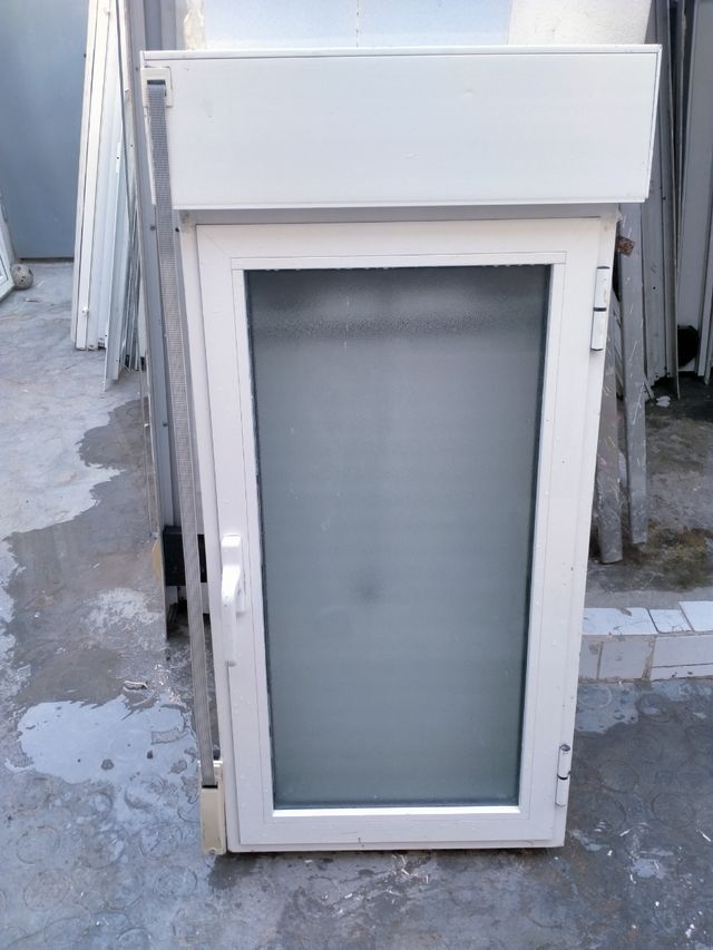 ventana de 117x60 con persiana y doble cristal