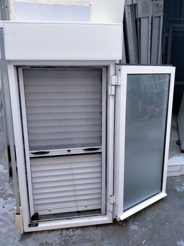 ventana de 117x60 con persiana y doble cristal