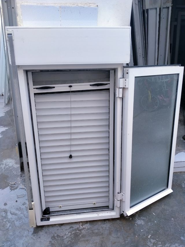 ventana de 117x60 con persiana y doble cristal
