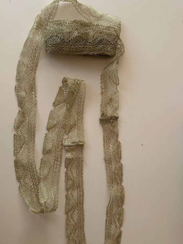 encaje de concha dorada sintetico