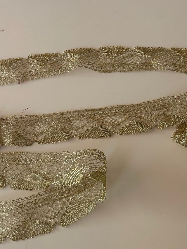 encaje de concha dorada sintetico