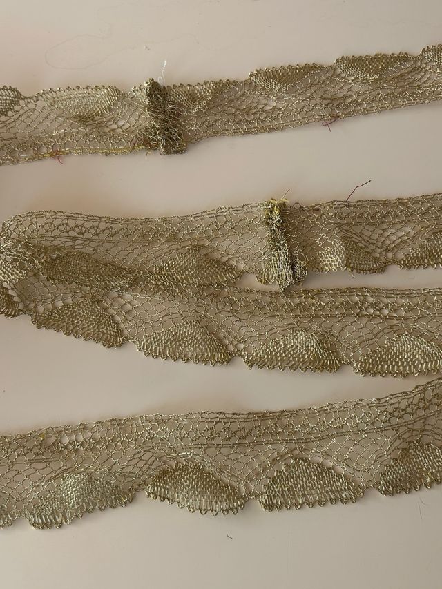 encaje de concha dorada sintetico