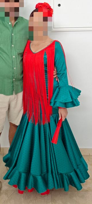 Traje Flamenca Rojo-Verde, con adorno floral