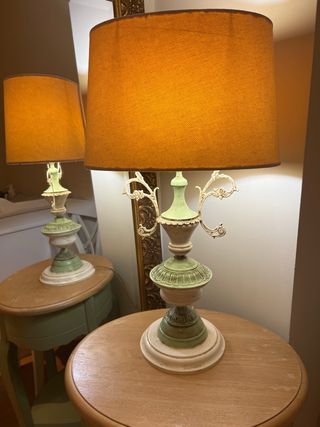 Mesita madera decapé verde y lámpara vintage.