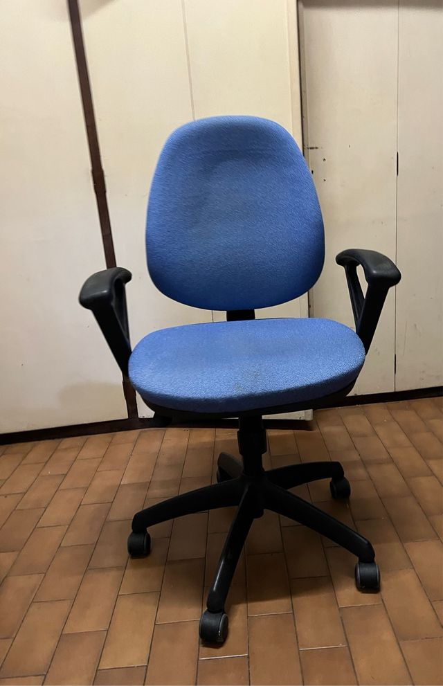 Silla giratoria oficina azul