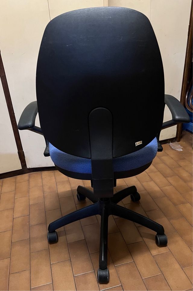 Silla giratoria oficina azul