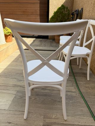 4 Sillas blancas de polipropileno(plástico)