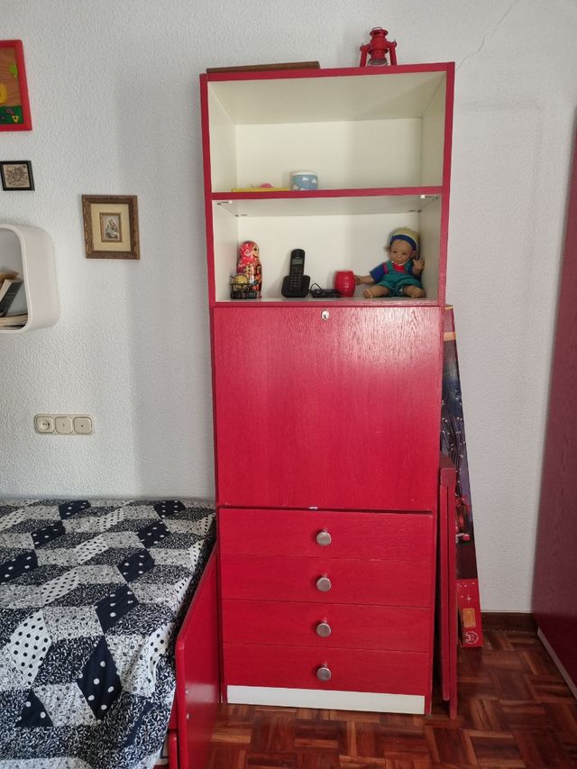 Cama nido y escritorio de madera teñida en rojo