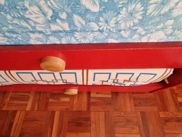 Cama nido y escritorio de madera teñida en rojo