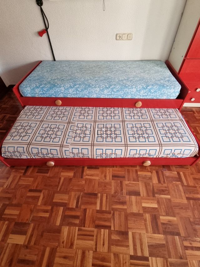 Cama nido y escritorio de madera teñida en rojo