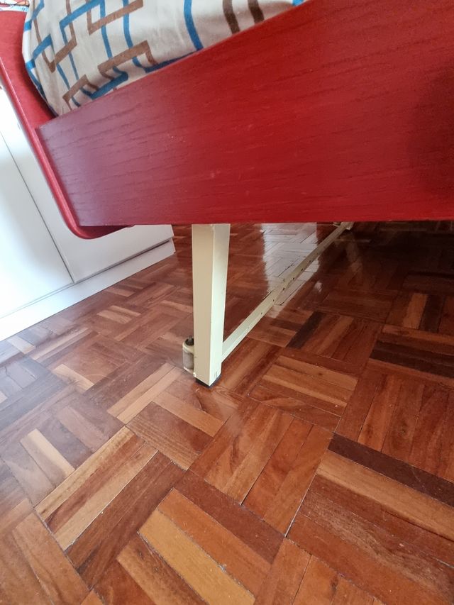 Cama nido y escritorio de madera teñida en rojo