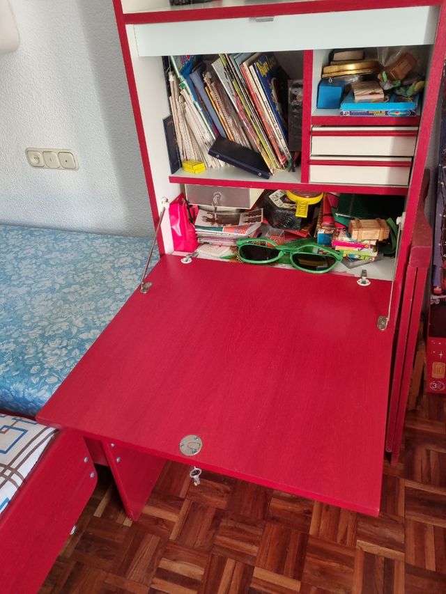 Cama nido y escritorio de madera teñida en rojo