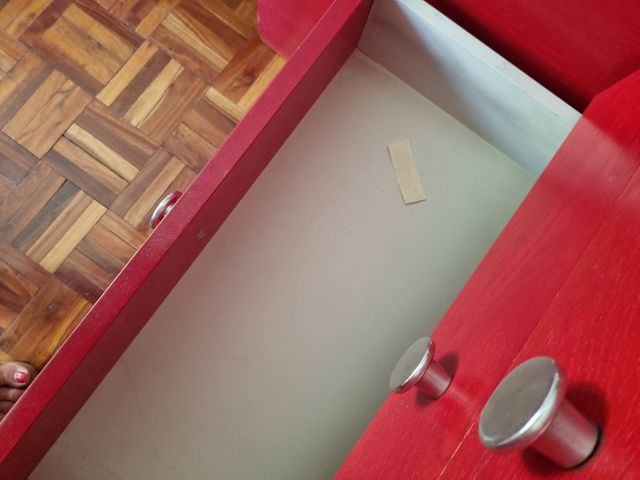 Cama nido y escritorio de madera teñida en rojo