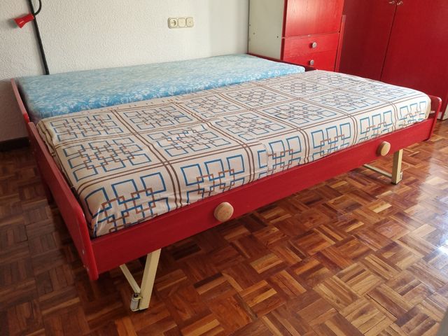 Cama nido y escritorio de madera teñida en rojo