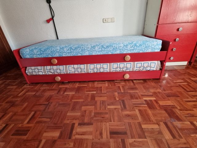 Cama nido y escritorio de madera teñida en rojo
