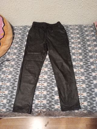Pantalones jogger negros piel, talla S