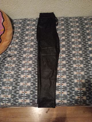 Pantalones jogger negros piel, talla S