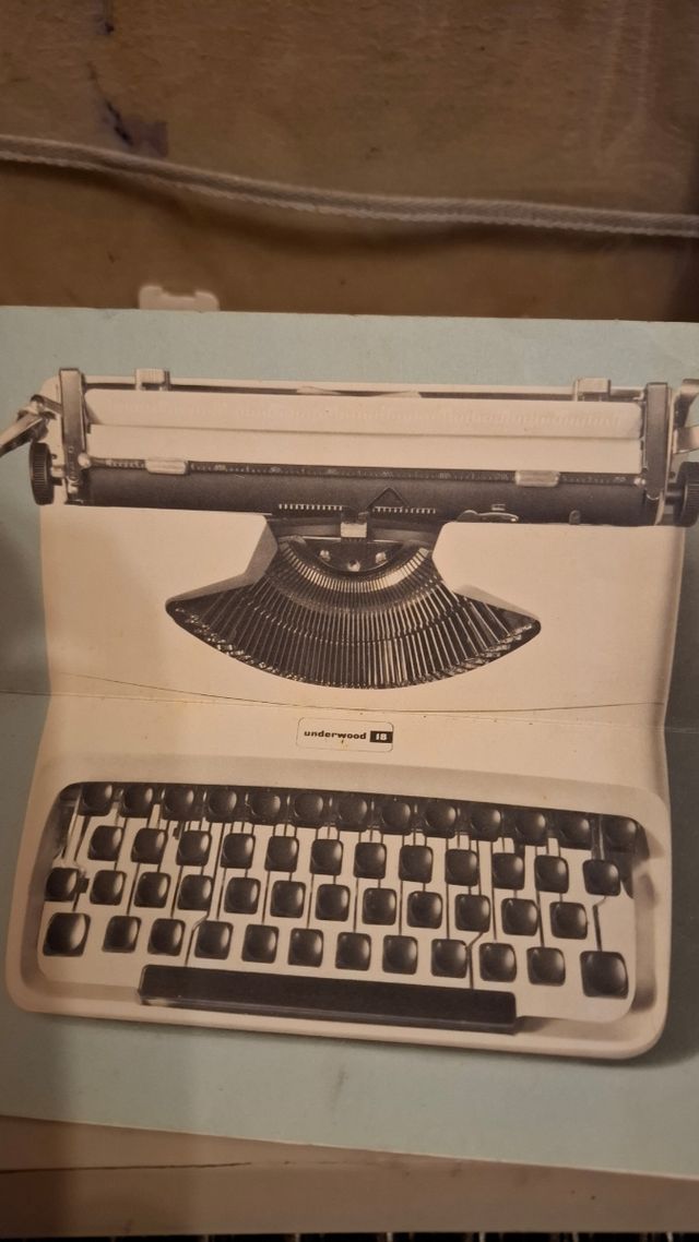 Vecchia macchina da scrivere ridotta 50€