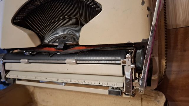 Vecchia macchina da scrivere ridotta 50€