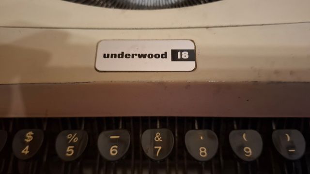 Vecchia macchina da scrivere ridotta 50€