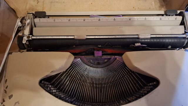 Vecchia macchina da scrivere ridotta 50€