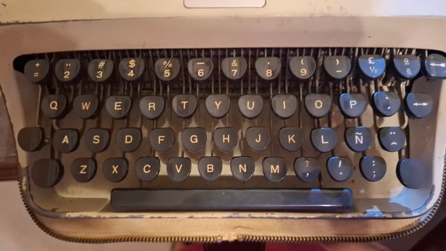 Vecchia macchina da scrivere ridotta 50€