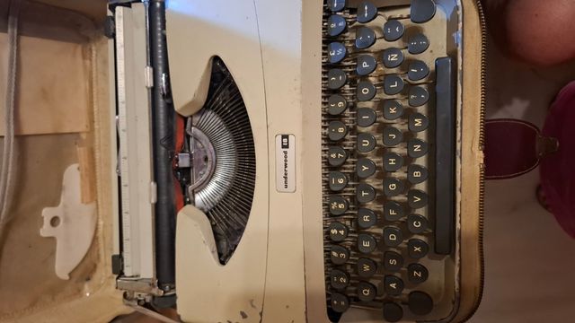 Vecchia macchina da scrivere ridotta 50€