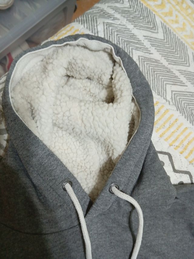 Sudadera gris con capucha