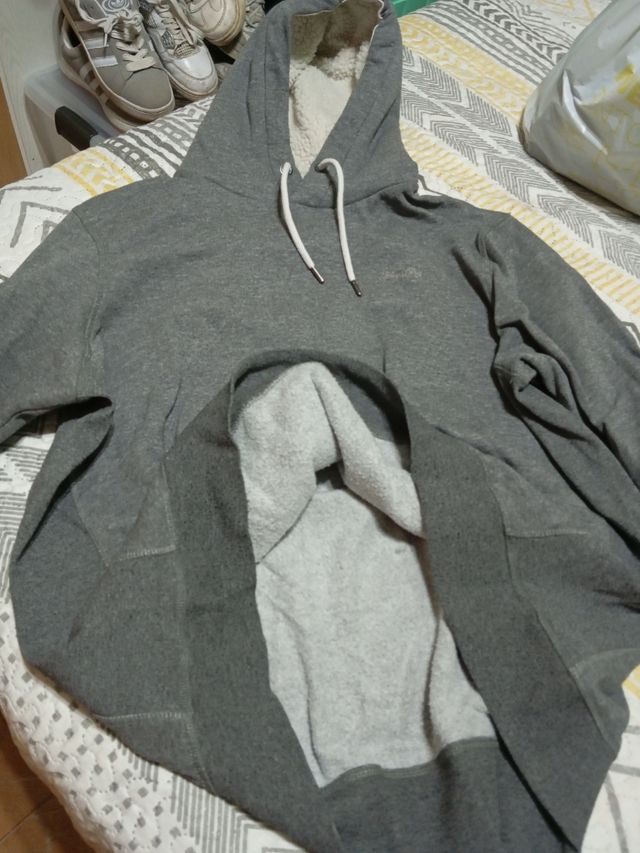 Sudadera gris con capucha