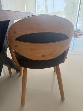 Mesa madera + 6 sillas (madera/cuero)