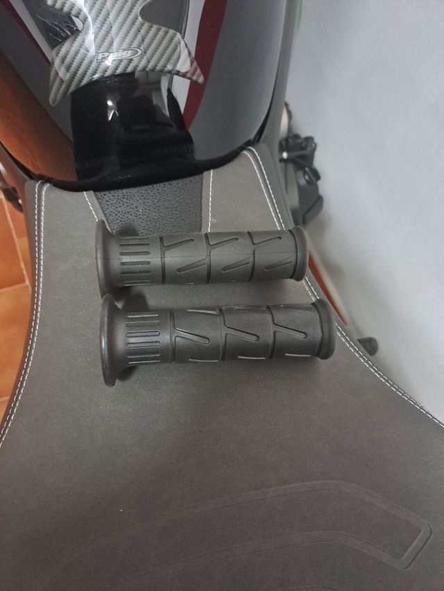 Puños originales de Kawasaki Z900 2025