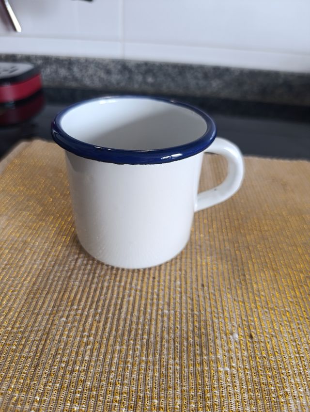 Taza metal esmaltada azul-blanca