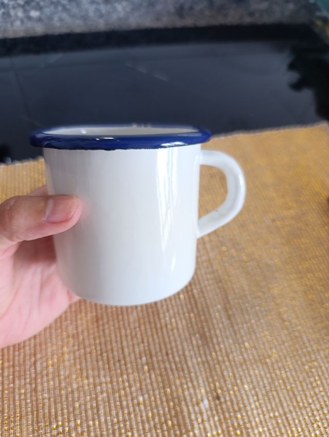 Taza metal esmaltada azul-blanca