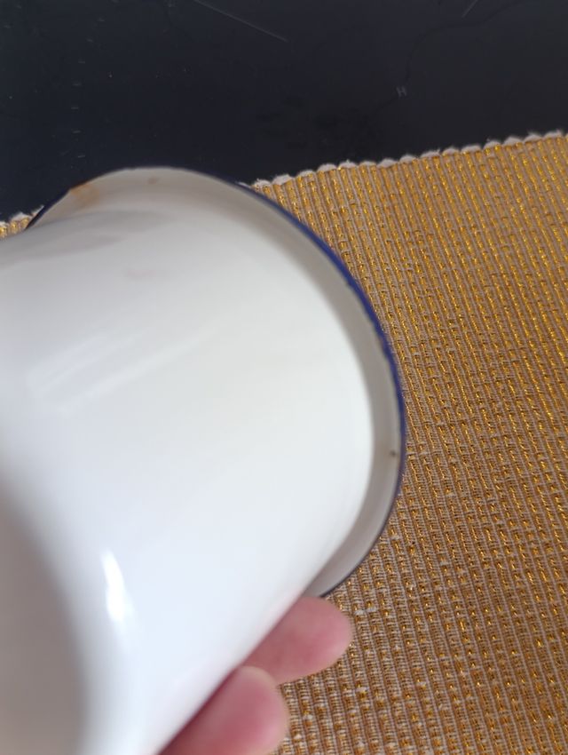 Taza metal esmaltada azul-blanca