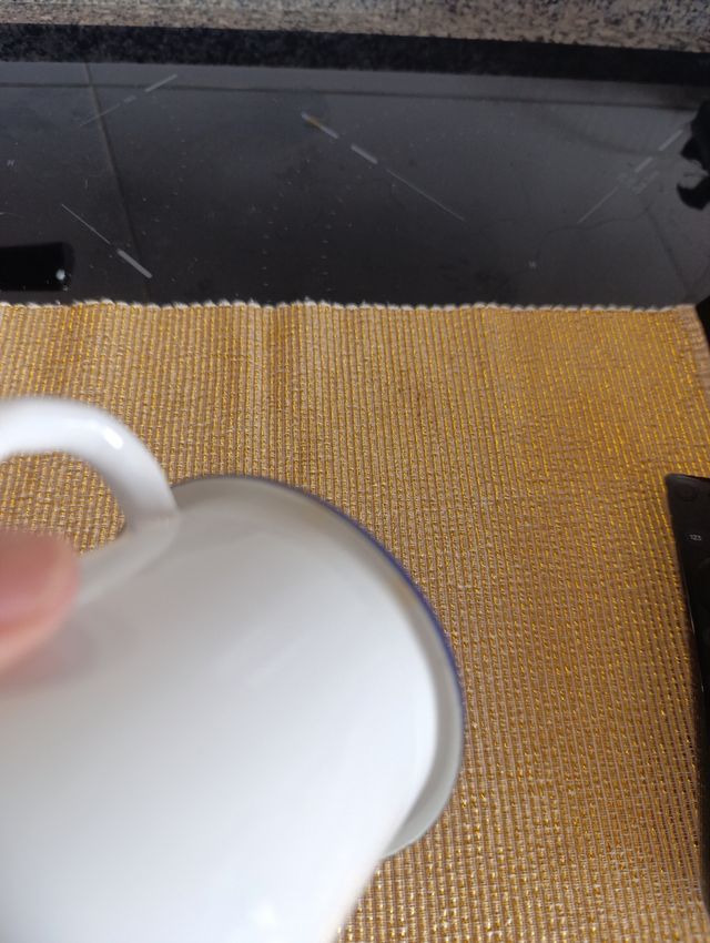 Taza metal esmaltada azul-blanca