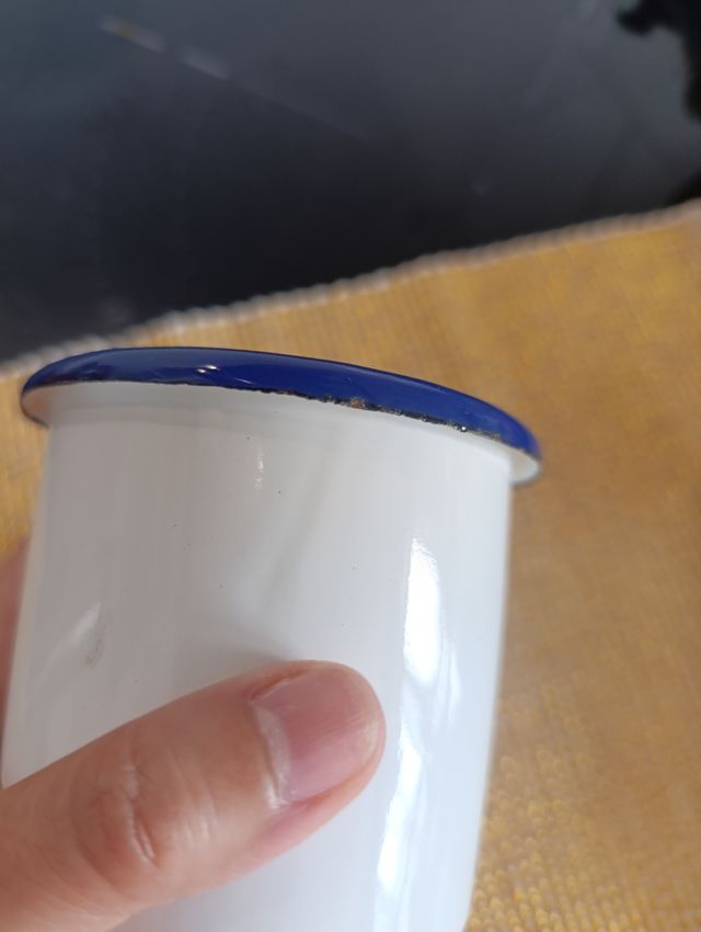 Taza metal esmaltada azul-blanca