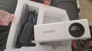 Mini proyector blanco - celular