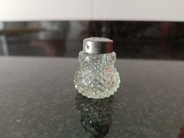 Salero antiguo de cristal