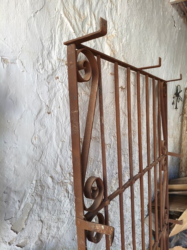 Reja antigua de ventana - hierro