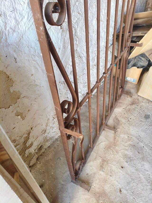 Reja antigua de ventana - hierro