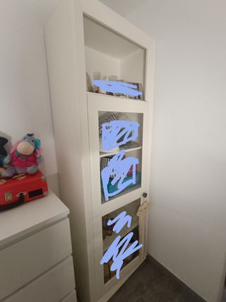 Vitrina blanca con puertas de cristal